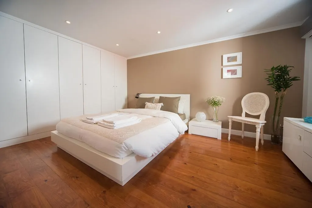 Cosy Chiado Apartment contacts